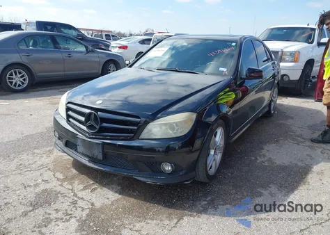 2010 Mercedes-Benz C 300 Luxury/Sport z USA, uszkodzony, nr VIN WDDGF5EB7AF387168